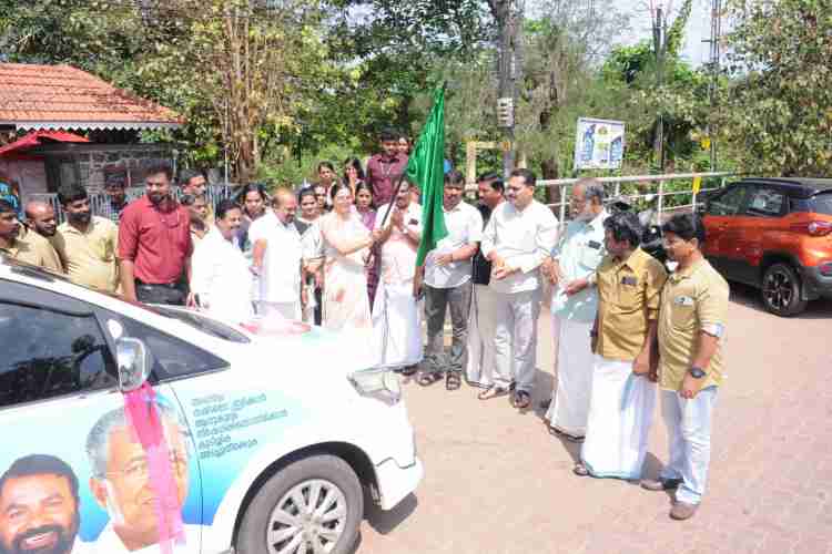കോഴിക്കോട് ഭട്ട് റോഡ് ബീച്ചില്‍ നടന്ന ബോധവത്കരണ വാഹന പ്രചാരണ യാത്ര  പരിപാടി മേയര്‍ ബീന ഫിലിപ്പ് ഫ്ളാഗ് ഓഫ് ചെയ്യുന്നു