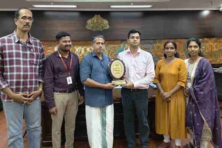 സ്വഛതാ ഹി സേവാ ക്യാമ്പയിൻ ജില്ലാതലത്തിൽ മികച്ച ബ്ലോക്ക് പഞ്ചായത്തായി തെരഞ്ഞെടുത്ത പേരാമ്പ്രക്കുള്ള പുരസ്കാരം  ജില്ലാ കലക്ടർ സ്നേഹിൽ കുമാർ സിംഗിൽ നിന്ന് ബ്ലോക്ക് പഞ്ചായത്ത് പ്രസിഡന്റ് എൻ പി ബാബു ഏറ്റുവാങ്ങുന്നു