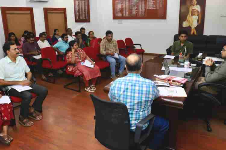 ജൽജീവൻ മിഷൻ പ്രവൃത്തിയുമായി ബന്ധപ്പെട്ട് ജില്ലാ കളക്ടർ സ്നേഹിൽ കുമാർ സിംഗിന്റെ അധ്യക്ഷതയിൽ ചേർന്ന അവലോകന യോഗത്തിൽ നിന്ന്