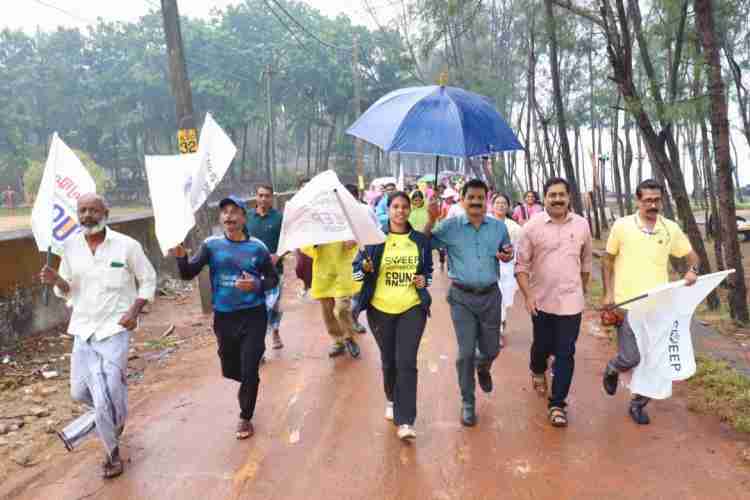 സ്വീപ് ഇലക്ഷൻ പ്രചാരണത്തിന്റെ ഭാഗമായി സംഘടിപ്പിച്ച ബീച്ച് റണ്ണിന്റെയും  ടോക്ക് ഷോയുടെയും ഉദ്ഘാടനം അസി. കലക്ടര്‍ മോഹനപ്രിയ നിർവഹിക്കുന്നു