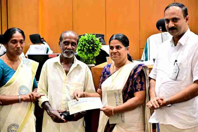 60 വയസ്സിന് മുകളില്‍ പ്രായമുള്ള പട്ടികവര്‍ഗ വിഭാഗക്കാര്‍ക്ക് സംസ്ഥാന സര്‍ക്കാര്‍ 1000 രൂപ ഓണസമ്മാനം നല്‍കുന്ന പദ്ധതിയുടെ ജില്ലാതല വിതരണോദ്ഘാടനം ജില്ലാ പഞ്ചായത്ത് പ്രസിഡന്റ് അഡ്വ. കെ.കെ രത്നകുമാരി നിര്‍വഹിക്കുന്നു