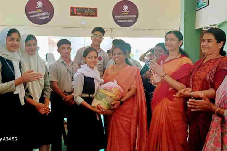 തലക്കുളത്തൂർ ഗ്രാമപഞ്ചായത്തിലെ പാലിയേറ്റിവ് കുടുംബങ്ങൾക്കുള്ള കിറ്റ് പഞ്ചായത്ത് പ്രസിഡന്റ് കെ ടി പ്രമീള വിദ്യാത്ഥികളിൽ നിന്ന് ഏറ്റുവാങ്ങുന്നു