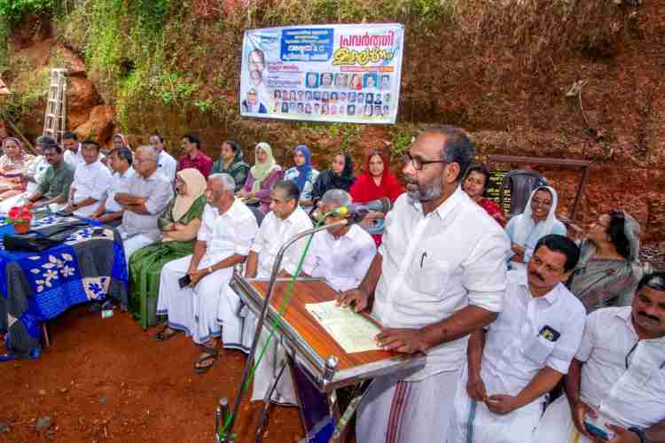 കൊടുവള്ളി നഗരസഭയിൽ അമൃത് കുടിവെള്ള പദ്ധതിയുടെ പ്രവൃത്തി ഉദ്ഘാടനം നഗരസഭ ചെയർമാൻ വെള്ളറ അബ്ദു ഉദ്ഘാടനം ചെയ്യുന്നു