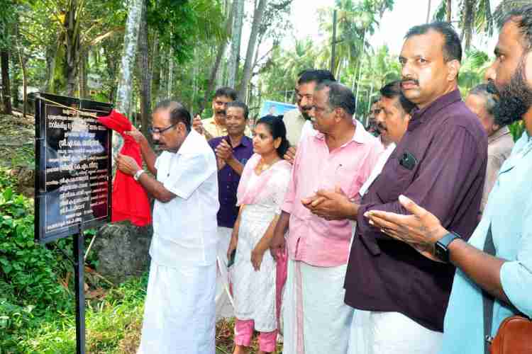 നവീകരിച്ച ചേളന്നൂർ 8/4 -മുതുവാട്ട് താഴം റോഡ് ഉദ്ഘാടനം മന്ത്രി എ കെ ശശീന്ദ്രൻ നിർവഹിക്കുന്നു