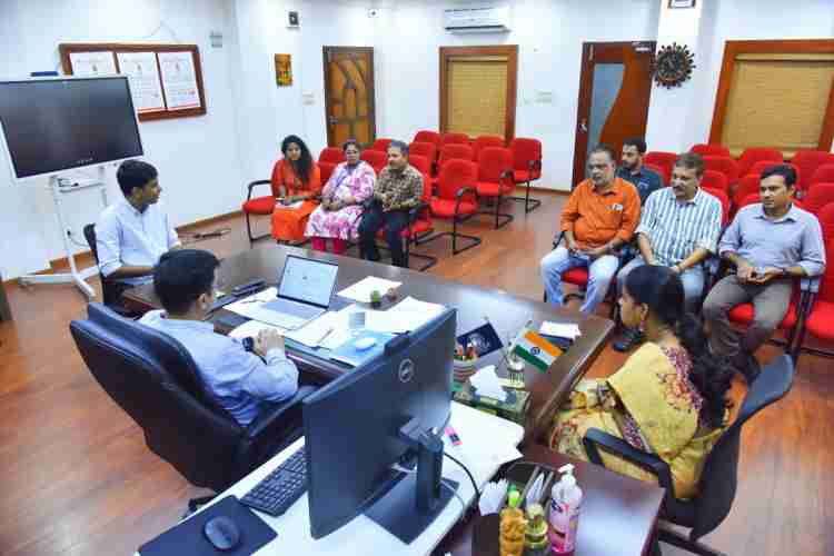 ജില്ലാ കലക്ടര്‍ സ്നേഹില്‍ കുമാര്‍ സിങ്ങിന്റെ അധ്യക്ഷതയില്‍ ചേര്‍ന്ന മീഡിയ സര്‍ട്ടിഫിക്കേഷന്‍ ആന്‍ഡ് മോണിറ്ററിങ് കമ്മിറ്റി യോഗം
