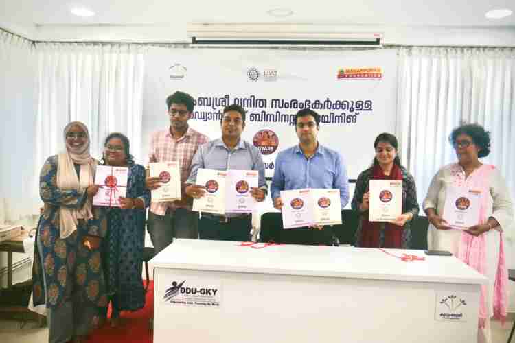വനിതാ സംരംഭകര്‍ക്കുള്ള 'ഉയരെ' പദ്ധതിയുടെ ഉദ്ഘാടനം ജില്ലാ കലക്ടര്‍ സ്‌നേഹില്‍ കുമാര്‍ സിങ് നിര്‍വഹിക്കുന്നു