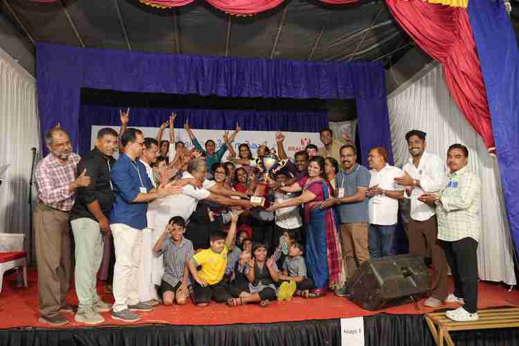 ജില്ലാ സ്പെഷ്യൽ സ്കൂൾ കലോത്സവ വിജയികൾക്കുള്ള സമ്മാനദാനം ജില്ലാ പഞ്ചായത്ത് പ്രസിഡന്റ്‌ ഷീജ ശശി നിർവഹിക്കുന്നു
