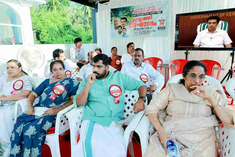 മേലെ കുമ്പാറ-താഴെ കക്കാട് മലയോര ഹൈവേ കണക്റ്റിംഗ് റോഡ്‌ പ്രവൃത്തി ഉദ്ഘാടനം ടൂറിസം പൊതുമരാമത്ത് വകുപ്പ് മന്ത്രി പി എ മുഹമ്മദ്‌ റിയാസ് ഓൺലൈനായി നിർവഹിക്കുന്നു