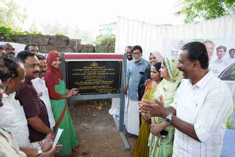 നാദാപുരം -തൂണേരി റോഡിന്റെ പ്രവൃത്തി ഉദ്ഘാടന ചടങ്ങിൽ ഇ കെ വിജയൻ എം എൽ എ ശിലാഫലകം അനാച്ഛാദനം ചെയ്യുന്നു