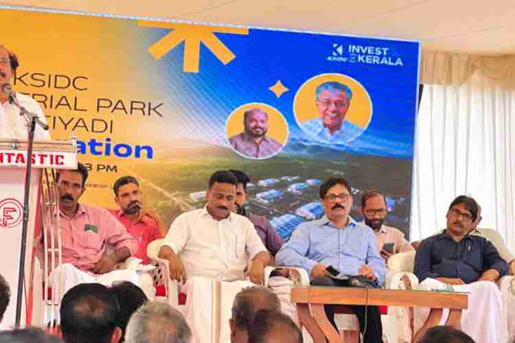 കുറ്റ്യാടി മണിമല നാളികേര പാർക്കിൽ പ്രവൃത്തി പൂർത്തീകരിച്ച ഒന്നാംഘട്ടത്തിന്റെ ഉദ്ഘാടനം കെ പി കുഞ്ഞമ്മദ് കുട്ടി മാസ്റ്റർ എം.എൽ.എ നിർവഹിക്കുന്നു