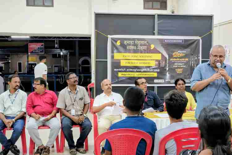 മലമ്പനി, മന്ത് രോഗപ്രതിരോധം ലക്ഷ്യമിട്ട് നടപ്പാക്കുന്ന 'ഹമാര മെഹമാന്‍ സ്വസ്ഥ് മെഹമാന്‍' റെയില്‍വേ എന്‍ട്രി പോയിന്റ് സ്‌ക്രീനിങ് പ്രോഗ്രാമിന്റെ ഉദ്ഘാടനം ജില്ലാ മെഡിക്കല്‍ ഓഫീസര്‍ ഡോ. കെ കെ രാജാറാം നിര്‍വഹിക്കുന്നു