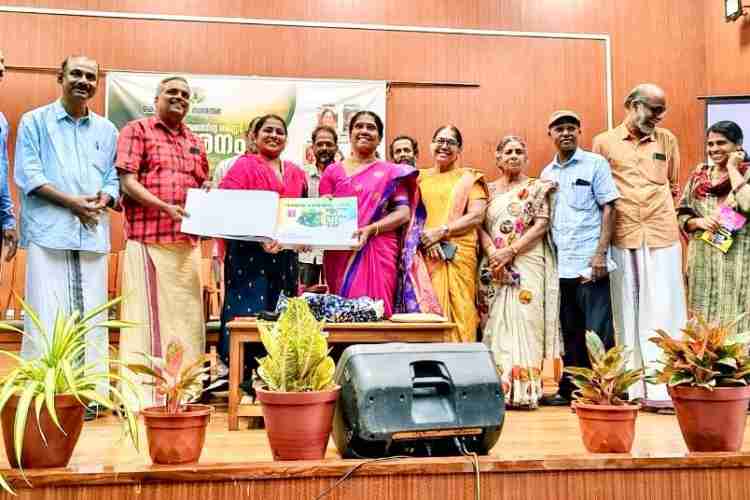 കൊയിലാണ്ടി നഗരസഭയിലെ ജൈവ വൈവിധ്യ പരിപാലന സമിതിയുടെ നേതൃത്വത്തിൽ തയാറാക്കിയ പുതുക്കിയ ജൈവവൈവിധ്യ രജിസ്റ്റർ പ്രകാശനം ചെയ്യുന്നു