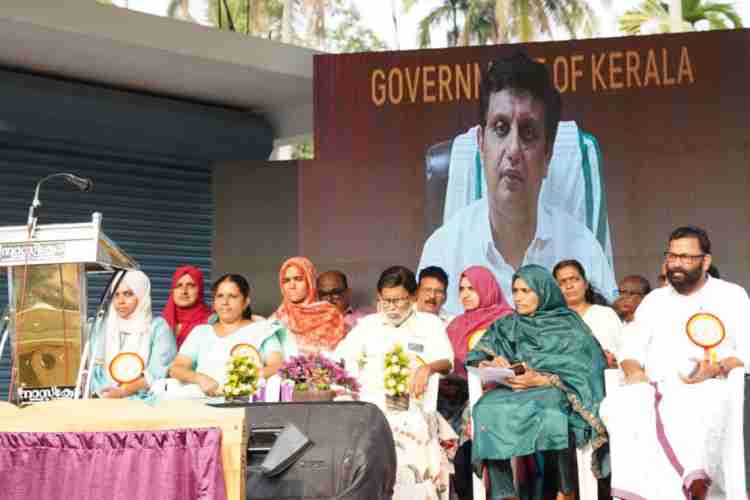 പ്രവൃത്തി പൂർത്തീകരിച്ച പുല്ലുവ-തൊട്ടിൽപ്പാലം റോഡിന്റെ ഒന്നാം ഘട്ടത്തിന്റെ ഉദ്ഘാടനവും ശേഷിക്കുന്ന ഭാഗത്തിൻ്റെ പ്രവൃത്തി ഉദ്ഘാടനവും മന്ത്രി പി എ മുഹമ്മദ് റിയാസ് ഓൺലൈനായി നിർവഹിക്കുന്നു