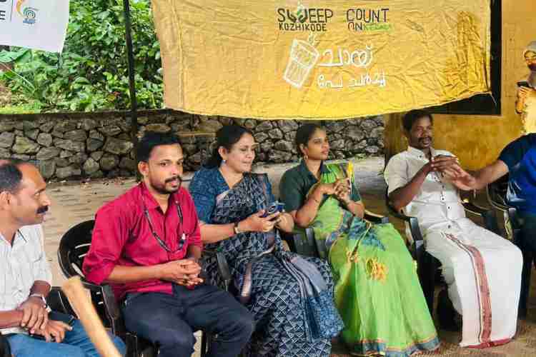 കോടഞ്ചേരി വട്ടച്ചിറ ഉന്നതിയിൽ സംഘടിപ്പിച്ച ചായ് പേ ചർച്ചയിൽ അസി. കലക്ടർ ഡോ. എസ് മോഹനപ്രിയ സംവദിക്കുന്നു