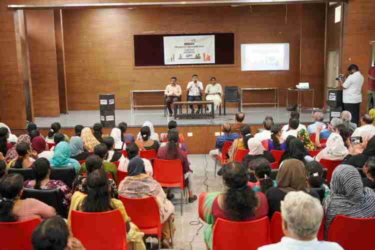 വോട്ടര്‍മാരുടെ പങ്കാളിത്തം വര്‍ധിപ്പിക്കുന്നതിനുള്ള പ്രചാരണ പരിപാടികളുടെ ഭാഗമായി സംഘടിപ്പിച്ച കുടുംബശ്രീ, റസിഡന്റ്‌സ് അസോസിയേഷന്‍ യോഗം ജില്ലാ കലക്ടര്‍ സ്‌നേഹില്‍ കുമാര്‍ സിങ് ഉദ്ഘാടനം ചെയ്യുന്നു
