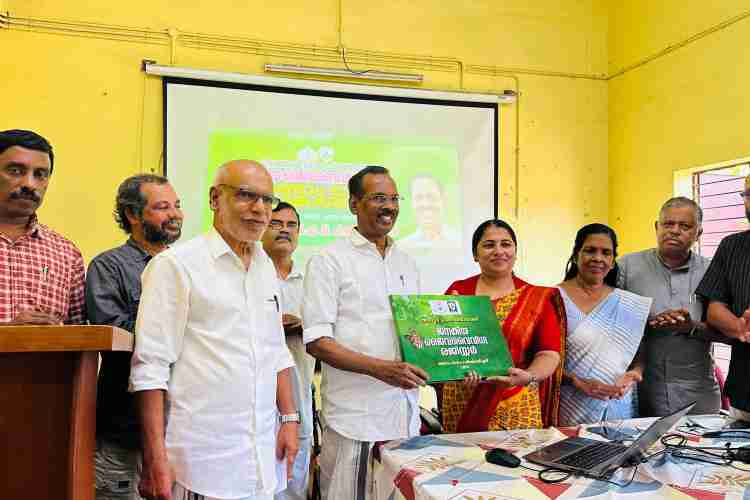മേപ്പയ്യൂർ ഗ്രാമ പഞ്ചായത്ത് ജനകീയ ജൈവ വൈവിധ്യ രജിസ്റ്റർ രണ്ടാം ഭാഗത്തിന്റെ പ്രകാശനം ടി പി രാമകൃഷ്ണൻ എം എൽ എ നിർവഹിക്കുന്നു
