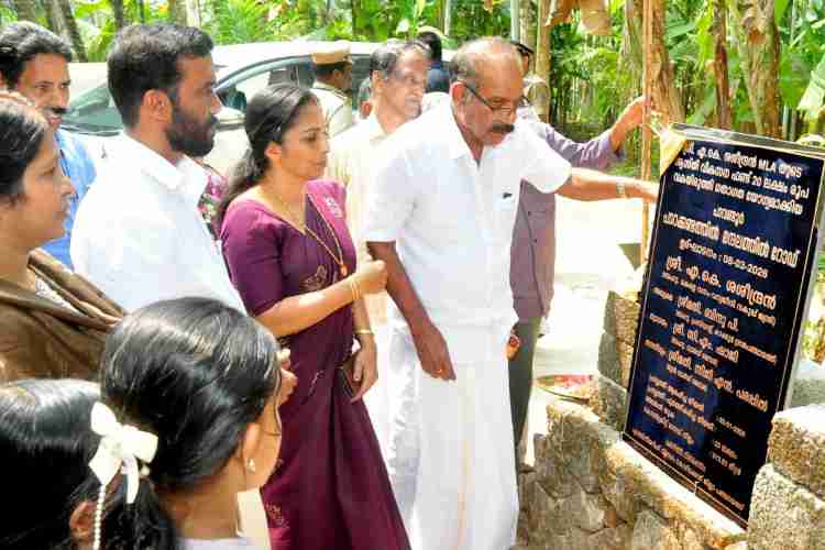പാവണ്ടൂർ -പാറക്കണ്ടത്തിൽ- മന്ദലത്തിൽ റോഡ് മന്ത്രി എ കെ ശശീന്ദ്രൻ ഉദ്ഘാടനം ചെയ്യുന്നു