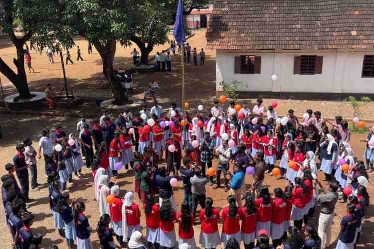 ഹയർ സെക്കണ്ടറി എൻ എസ് എസ്  ജീവിതോൽസവം പദ്ധതിയുടെ ജില്ലാ തല  പ്രഖ്യാപനത്തിന്റെ ഭാഗമായി  സേവാ മന്ദിർ പോസ്റ്റ് ബേസിക് ഹയർ സെക്കണ്ടറി സ്കൂളിൽ എൻ എസ് എസ് വളണ്ടിയർമാർ ലഹരി വിരുദ്ധ  ബലൂണുകൾ പറത്തുന്നു