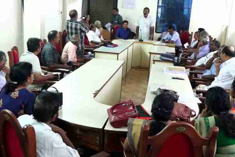 അടിമാലി ഗ്രാമപഞ്ചായത്തില്‍ ചേര്‍ന്ന അവലോകന യോഗത്തില്‍ ഗ്രാമപഞ്ചായത്ത് വൈസ്പ്രസിഡന്റ് എം പി വര്‍ഗീസ് സംസാരിക്കുന്നു.