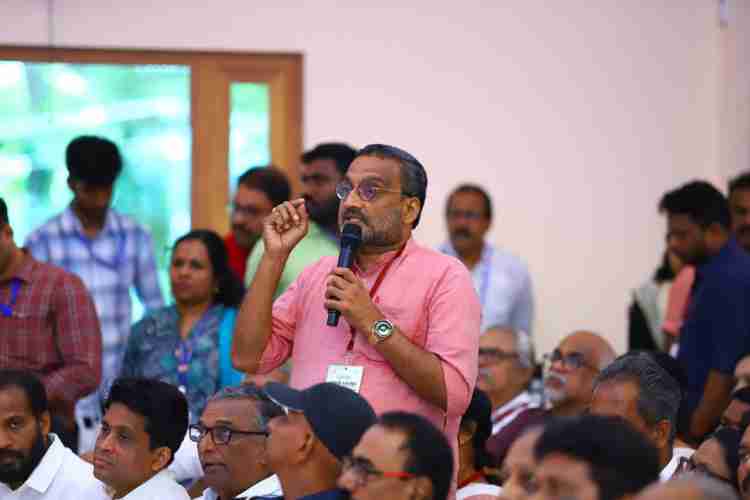 ഇലന്തൂര്‍ പെട്രാസ് കണ്‍വെന്‍ഷന്‍ സെന്ററില്‍ നടന്ന മുഖ്യമന്ത്രി പിണറായി വിജയന്റെ ജില്ലാതല യോഗത്തില്‍ നിര്‍ദേശം പങ്കുവയ്ക്കുന്ന  സംസ്ഥാന പാഠപുസ്തക നിര്‍മാണ സമിതി അംഗം ഡോ. അജിത് ആര്‍ പിള്ള.