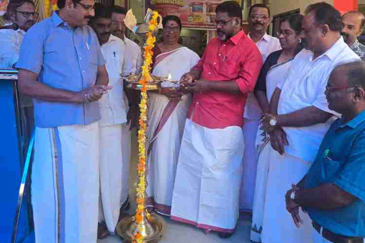 അടൂരിൽ  ആരംഭിച്ച സപ്ലൈക്കോ ഓണചന്ത  ഡെപ്യൂട്ടി സ്പീക്കർ ചിറ്റയം ഗോപകുമാർ ഉദ്ഘാടനം ചെയ്യുന്നു