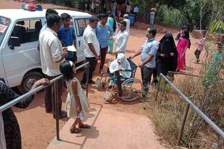 83ാം വയസില്‍ കന്നിവോട്ട് രേഖപ്പെടുത്താന്‍ ഏല്‍ക്കാന എ ജെ ബി എസിലെ 189 -ാം നമ്പര്‍ പോളിങ് ബൂത്തിലെത്തിയ ആസ്സിയുമ്മ