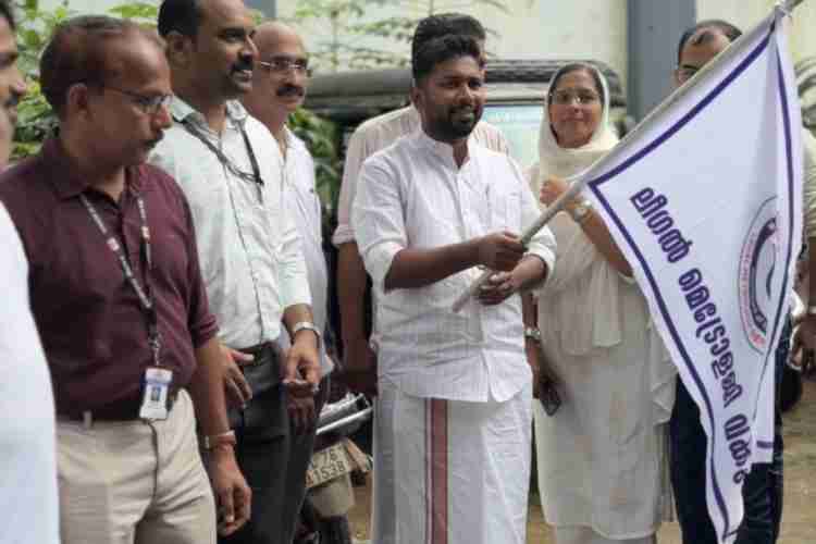 ബാലുശ്ശേരി ഗ്രാമപഞ്ചായത്തിലെ ഓട്ടോറിക്ഷ ഫെയര്‍മീറ്ററുകളുടെ പുനഃപരിശോധന ക്യാമ്പില്‍ വി ടി സൂരജ് എം.എല്‍.എ ഫ്‌ളാഗ് ഓഫ് നിര്‍വഹിക്കുന്നു