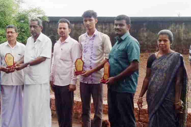   കാസര്‍കോട് ബ്ലോക്ക് പഞ്ചായത്തിന്  കീഴിലുള്ള പട്ടികജാതി വികസന വകുപ്പിന്റെ  ബദിയടുക്ക പ്രീമെട്രിക്  ഹോസ്റ്റലില്‍ എസ് എസ് എല്‍ സി പരീക്ഷയില്‍   മികച്ച വിജയം നേടിയ വിദ്യാര്‍ത്ഥികള്‍ക്ക് ബ്ലോക്ക് പഞ്ചായത്ത് പ്രസിഡന്റ് മുഹമ്മദ് കുഞ്ഞി ചായിന്റടി അവാര്‍ഡ് സമ്മാനിക്കുന്നു. 