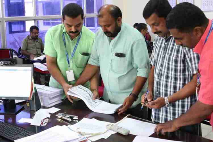 കലക്ടറേറ്റില്‍ഇ.വി. എം ബാലറ്റ് പേപ്പറും പോസ്റ്റല്‍ തപാല്‍ ബാലറ്റ് പേപ്പറുംവിതരണംചെയ്യുന്നതിനായി ക്രമീകരിക്കുന്നു.