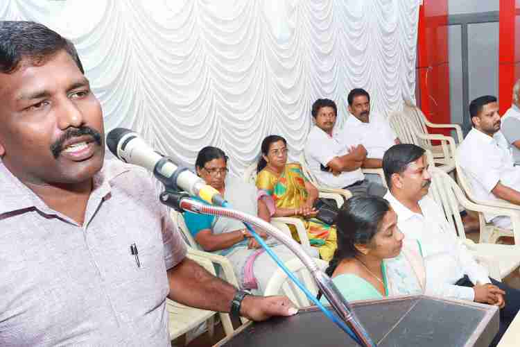 ബിഗ്‌ സല്യൂട്ട്‌ സംഘാടക സമിതി യോഗത്തില്‍ ജില്ലാ കലക്‌ടര്‍ ജീവന്‍ബാബു സംസാരിക്കുന്നു 