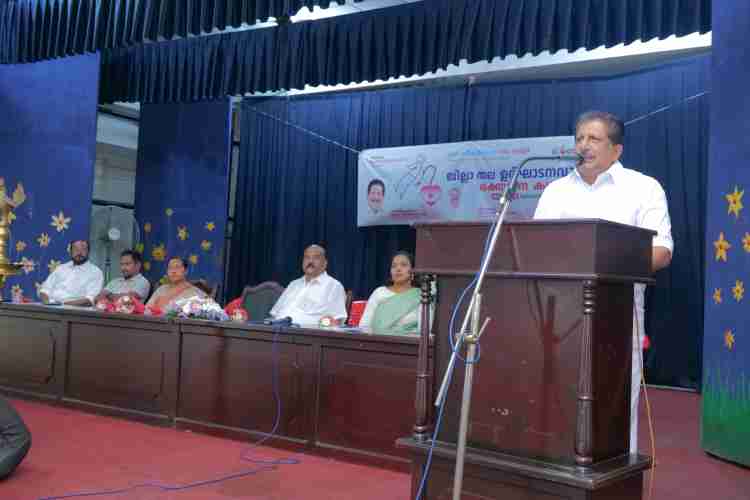 പാലാ മുനിസിപ്പല്‍ ടൗണ്‍ ഹാളില്‍ നടന്ന രക്തദാതാ ദിനാചരണത്തിന്റെ ജില്ലാതല ഉദ്ഘാടനം  ജലവിഭവ വകുപ്പ് മന്ത്രി മോന്‍സ് ജോസഫ് നിര്‍വഹിക്കുന്നു