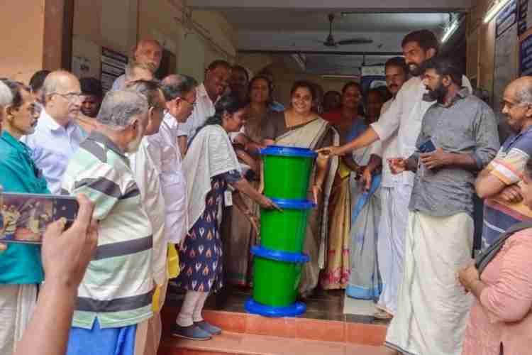 കല്ലൂപ്പാറ ഗ്രാമ പഞ്ചായത്തില്‍ ബയോബിന്‍ വിതരണം ഗ്രാമ പഞ്ചായത്ത് പ്രസിഡന്റ് സൂസന്‍ തോംസണ്‍ നിര്‍വഹിക്കുന്നു    
