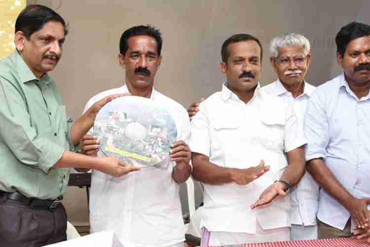 പ്രളയാതിജീവനത്തിന്റെ അനുഭവകഥകളെക്കുറിച്ചുള്ള ജില്ലാ ഇന്ഫര്മേഷന് ഓഫീസ് തയ്യാറാക്കിയ സി.ഡി. ജില്ലാ കളക്ടര് എച്ച. ദിനേശന് പ്രകാശനം ചെയ്യുന്നു.