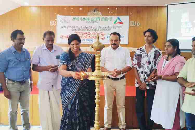 ഉന്നതവിജയം നേടിയ ഹരിതകർമസേന അംഗങ്ങളുടെ മക്കളായ വിദ്യാർത്ഥികൾക്ക് ക്ലീൻ കേരള കമ്പനി നടത്തിയ അനുമോദനചടങ്ങ്് ജില്ലാ പഞ്ചായത്ത് പ്രസിഡന്റ് കെ.വി ബിന്ദു ഉദ്ഘാടനം ചെയ്യുന്നു.