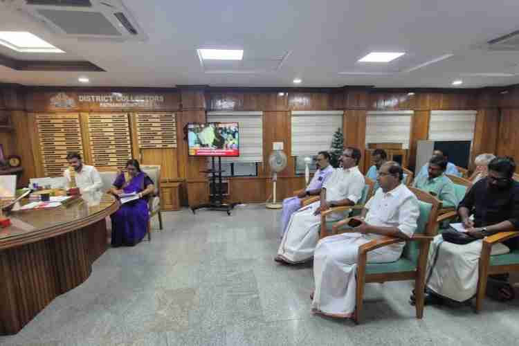 വോട്ടര്‍പട്ടിക ശുദ്ധീകരണവുമായി ബന്ധപ്പെട്ട് ജില്ലാ കല്കടര്‍ എസ് പ്രേംകൃഷ്ണന്റെ നേതൃത്വത്തില്‍  നടന്ന യോഗം