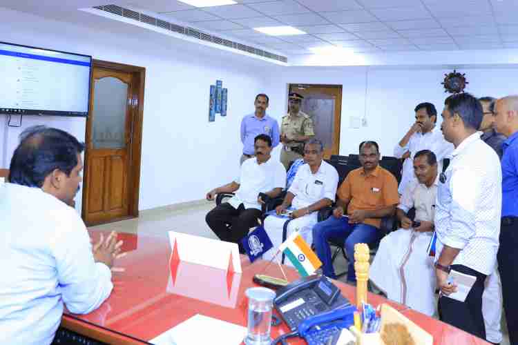  പ്രത്യേക ഇവിഎം മാനേജ്‌മെന്റ് സോഫ്റ്റ്‌വെയര്‍ ഉപയോഗിച്ച് കളക്ടറേറ്റില്‍ നിയമസഭാ നിയോജക മണ്ഡലാടിസ്ഥാനത്തില്‍ ജില്ലാ കളക്ടര്‍ ഡോ. ഡി സജിത് ബാബുവിന്റെ നേതൃത്വത്തില്‍ നടത്തിയ ഇലക്‌ട്രോണിക് വോട്ടിംഗ് യന്ത്രങ്ങളുടെ റാന്‍ഡമൈസേഷന്‍.