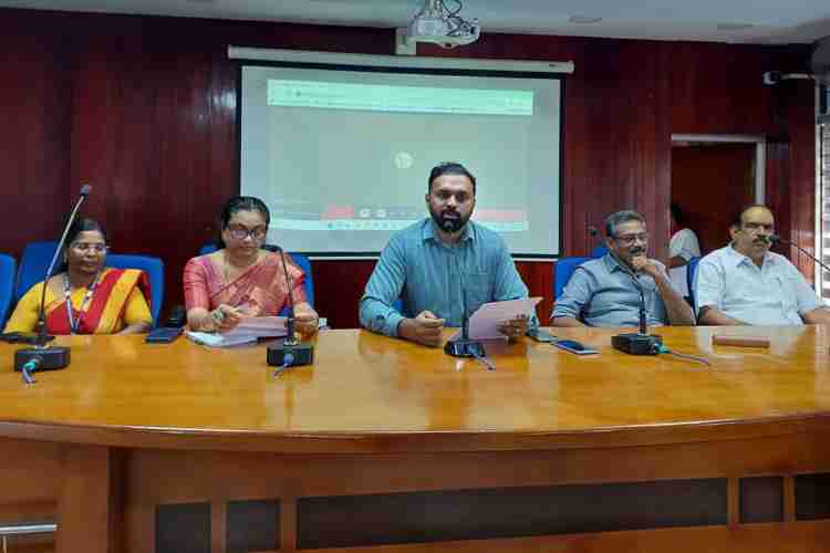 ഓണാഘോഷത്തോടനുബന്ധിച്ച് ജില്ലാ കലക്ടര്‍ എസ് പ്രേം കൃഷ്ണന്റെ അധ്യക്ഷതയില്‍ കലക്ടറേറ്റ് കോണ്‍ഫറന്‍സ് ഹാളില്‍ ചേര്‍ന്ന യോഗം