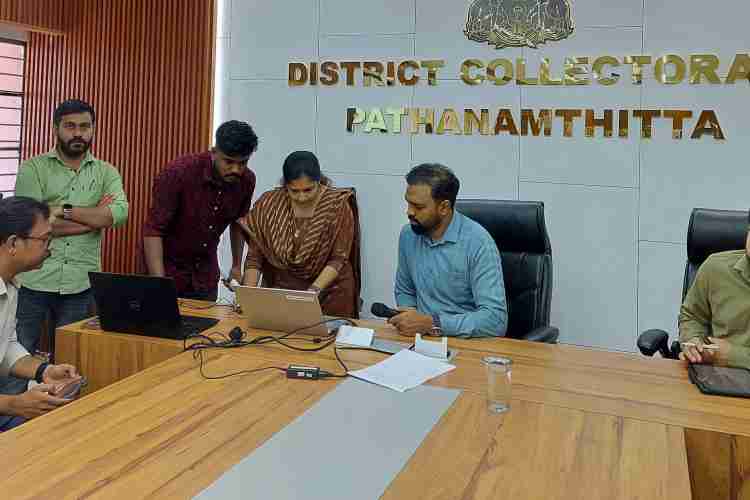 വോട്ടിംഗ് യന്ത്രങ്ങളുടെ ഒന്നാംഘട്ട റാന്‍ഡമൈസേഷന്‍ കലക്ടറേറ്റ് പമ്പ കേണ്‍ഫറന്‍സ് ഹാളില്‍  ജില്ല കലക്ടര്‍ എസ് പ്രേം കൃഷ്ണന്‍ നിര്‍വഹിക്കുന്നു