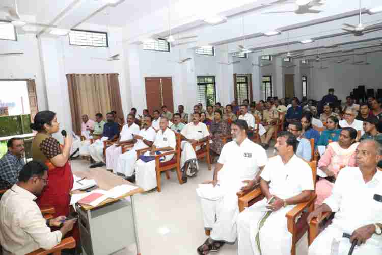 ട്രോളിങ് നിരോധനവുമായി ബന്ധപ്പെട്ട് ജില്ലാ കലക്ടറുടെ അധ്യക്ഷതയിൽ ചേർന്ന യോഗം
