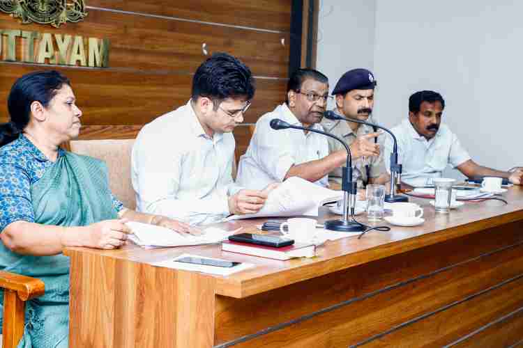 കളക്‌ട്രേറ്റ് കോൺഫറൻസ് ഹാളിൽ ചേർന്ന ജില്ലാ ദുരന്ത നിവാരണ അതോറിറ്റി യോഗത്തിൽ സ്പീക്കർ തിരുവഞ്ചൂർ രാധാകൃഷ്ണൻ സംസാരിക്കുന്നു