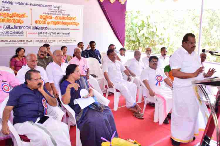 ചേലേരിമുക്ക്- നായാട്ടുപാറ  റോഡിന്റ്റെയും മയ്യില്‍ - കാഞ്ഞിരോട് റോഡ്  പ്രവൃത്തിയുടെയും ഉദ് ഘാടനം  മന്ത്രി ഇ പി ജയരാജന്‍ നിര്‍വഹിക്കുന്നു