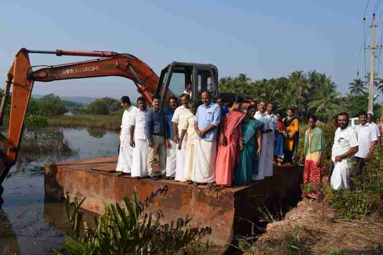  പട്ടുവം അരിയില്‍ നടത്തുന്ന കൈപ്പാട് കൃഷി നിലം ഒരുക്കല്‍ പ്രവര്‍ത്തി ജില്ലാപഞ്ചായത്തു പ്രസിഡണ്ട് കെ വി സുമേഷ് ഉദ്ഘാടനം ചെയ്യുന്നു