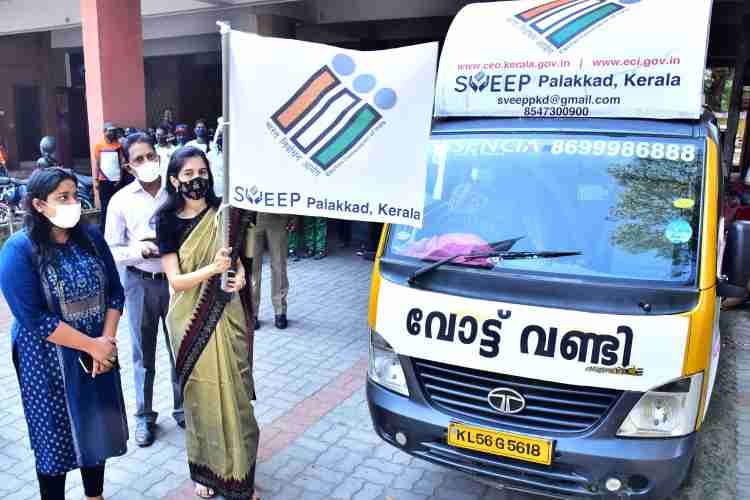 വോട്ട് വണ്ടി ജില്ലാ കലക്ടര്‍ ഫ്‌ളാഗ് ഓഫ് ചെയ്യുന്നു