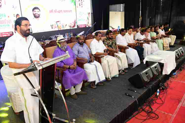കോട്ടയം തിരുനക്കര മൈതാനത്ത് ജില്ലാതല ഓണാഘോഷപരിപാടിയുടെ സമാപനച്ചടങ്ങിൽ ദേശീയ ചലച്ചിത്ര പുരസ്‌കാരജേതാവ് നടൻ വിജയരാഘവനെ മന്ത്രി വി.എൻ. വാസവൻ  ആദരിക്കുന്നു. ഗവൺമെൻറ് ചീഫ് വിപ്പ് ഡോ. എൻ. ജയരാജ്, എം.എൽ.എമാരായ തിരുവഞ്ചൂർ രാധാകൃഷ്ണൻ, അഡ്വ. സെബാസ്റ്റ്യൻ കുളത്തുങ്കൽ, അഡ്വ. മോൻസ് ജോസഫ്, ജില്ലാ പഞ്ചായത്ത് പ്രസിഡൻറ് ഹേമലത പ്രേംസാഗർ, ജില്ലാ കളക്ടർ ചേതൻകുമാർ മീണ എന്നിവർ സമീപം.