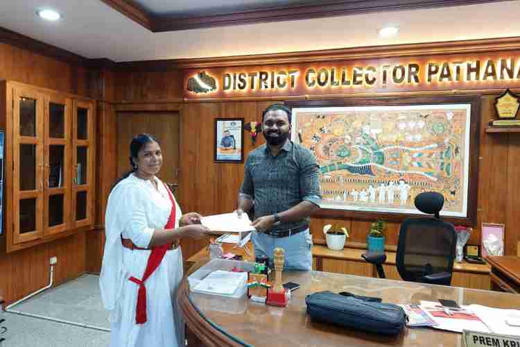 ജില്ലാ കല്കടര്‍ എസ് പ്രേംകൃഷ്ണന് മുമ്പാകെ റ്റി അനുജ ദഫേദാറായി ചുമതലയേല്‍ക്കുന്നു
