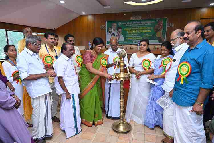 കർഷക തൊഴിലാളി ക്ഷേമനിധിബോർഡിൽ അംഗങ്ങളായവരുടെ മക്കൾക്കുള്ള വിദ്യാഭ്യാസ അവാർഡ് വിതരണം ജില്ലാ പഞ്ചായത്ത് പ്രസിഡന്റ് കെ.വി. ബിന്ദു നിർവഹിക്കുന്നു.  