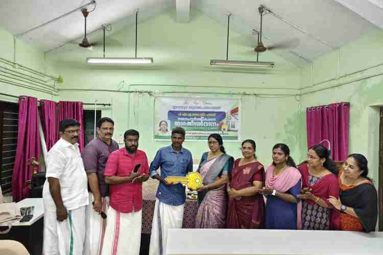 പി.എം.എ.വൈ (ജി) പദ്ധതിയില്‍ പൂര്‍ത്തിയാക്കിയ വീടുകളുടെ താക്കോല്‍ കൈമാറ്റം പ്രസിഡന്റ് ജെ ഇന്ദിരാദേവി നിര്‍വഹിക്കുന്നു