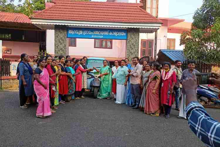 ഹരിതകര്‍മ സേനാംഗങ്ങള്‍ക്ക് താക്കോല്‍ കൈമാറി ഇലക്ട്രിക് ഓട്ടോറിക്ഷ വിതരണ ഉദ്ഘാടനം പഞ്ചായത്ത് പ്രസിഡന്റ്  ഷീജ ടി ടോജി  നിര്‍വഹിക്കുന്നു.