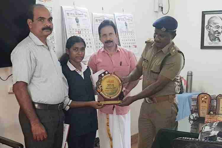 ആസ്വാദന കുറിപ്പ് മത്സരവിജയികള്‍ക്ക് എക്‌സൈസ് ഡെപ്യൂട്ടി കമ്മിഷണര്‍ എം.സൂരജ് പുരസ്‌കാരം വിതരണം ചെയ്യുന്നു