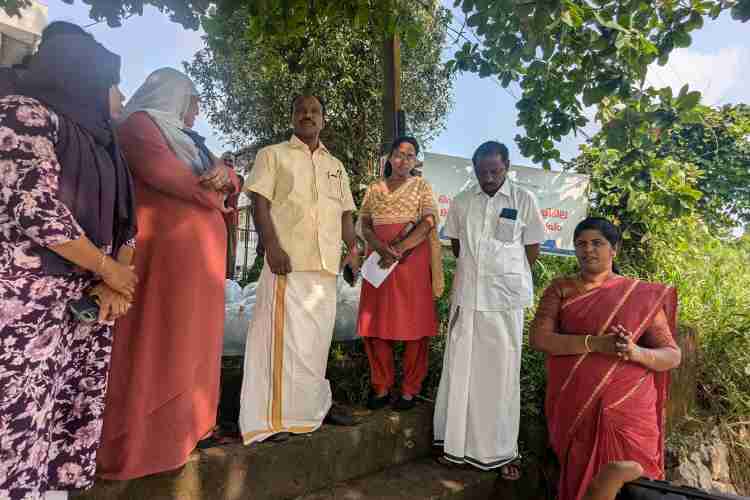 തിരുവാർപ്പ് ഗ്രാമപഞ്ചായത്തിലെ കുമ്മനം കടവിൽ മത്സ്യകുഞ്ഞുങ്ങളെ നിക്ഷേപിക്കുന്ന പദ്ധതി ജില്ലാ പഞ്ചായത്ത് പ്രസിഡന്റ് കെ.വി ബിന്ദു ഉദ്ഘാടനം ചെയ്യുന്നു.